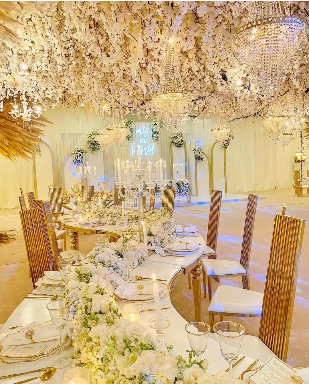Decoración de mesa elegante con detalles dorados para boda